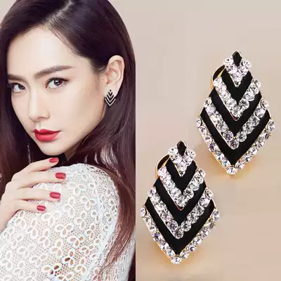 2021 new ear needle female Korean Net red temperament personality simple foreign pie earrings earrings earrings pure white fungus jewelry tide