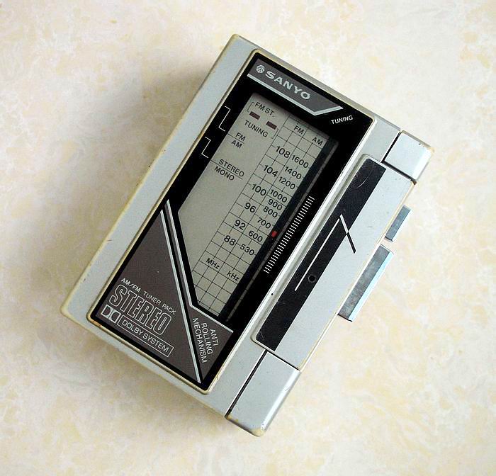 The Sanyo SANTO M-G34DT tapes go with the body.