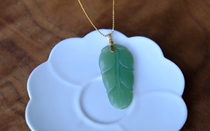 Yuye Hetian Jade old pit Russian rare unstructured pink Green whole ice through fluorescent hand carved jade leaf pendant