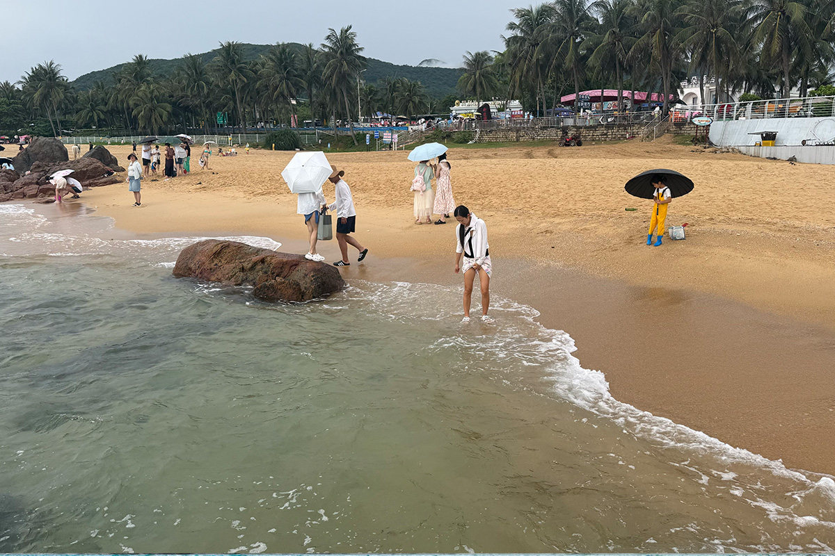 海南环岛自驾游第六天，一天集齐三大海湾！神州半岛的静、石梅湾的蓝、日月湾的浪……
