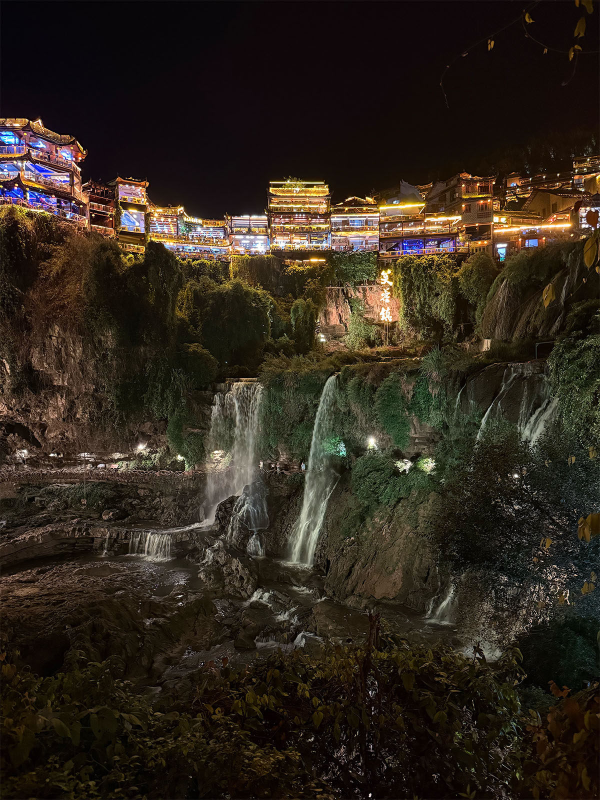 带着父母去旅行 Day 3:芙蓉镇,住进瀑布边的夜色里-3Cgeek,只卖正品 收售工厂呆滞库存尾单 带着父母去旅行 Day 3:芙蓉镇,住进瀑布边的夜色里
