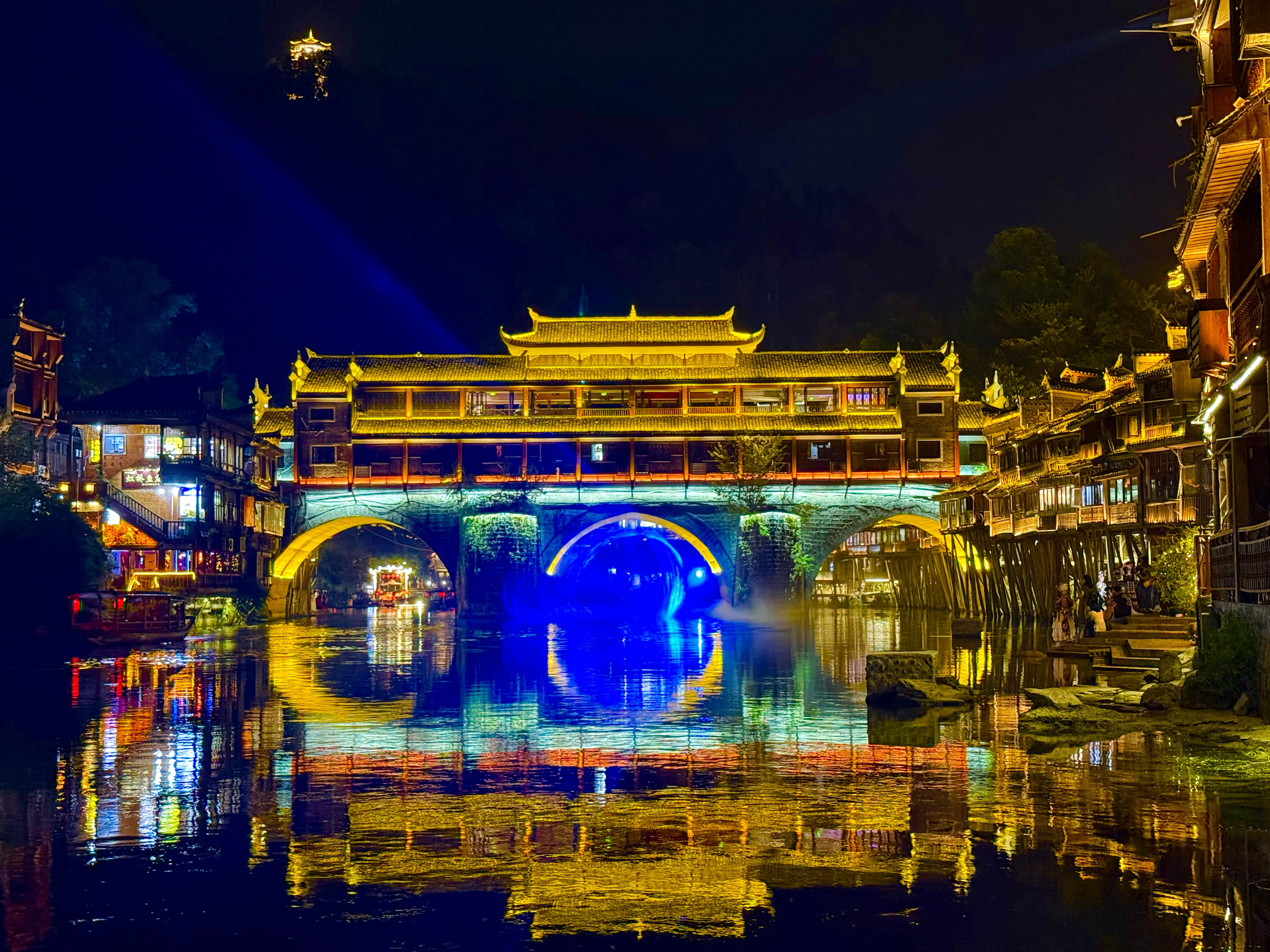 追更:沱江边,翠翠还在等:同父母游凤凰古城-3Cgeek,只卖正品 收售工厂呆滞库存尾单 追更:沱江边,翠翠还在等:同父母游凤凰古城
