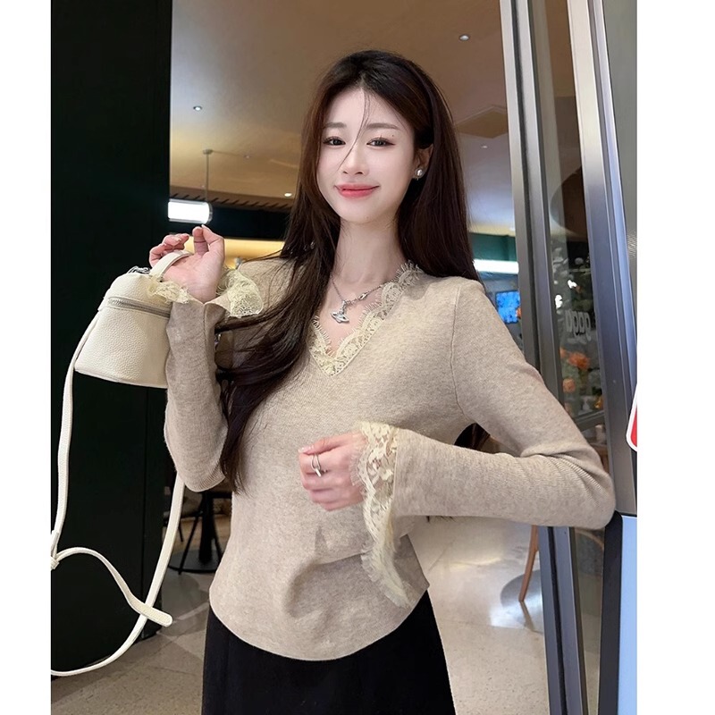 High-End Lace-Trimmed V-Neck Knitted Base Shirt for Women, Spring and Autumn Elegant Slim-Fit Sweater, Beautiful Top for Layering