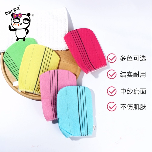 Старая корейская бабушка потирает полотенце для ванны, полотенце для ванны, перчатка для душа, потирая назад, возбужденная грязь, грязь, без боли, леди