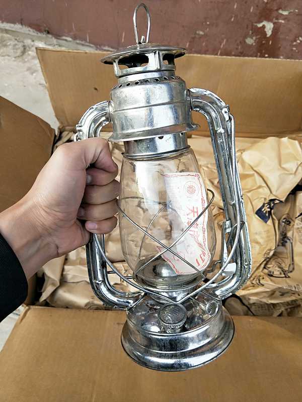 Old Goods Made in 1962 Old Horse Lanterns 202 Large Old Kerosene Lanterns Are Too Long and Rust in the Cultural and Classic Old Goods Made in 1962 Old Horse Lanterns 202 Large Old Kerosene Lanterns Are Too Long and Rust in the Cultural and Classic