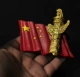 Красный национальный флаг часов