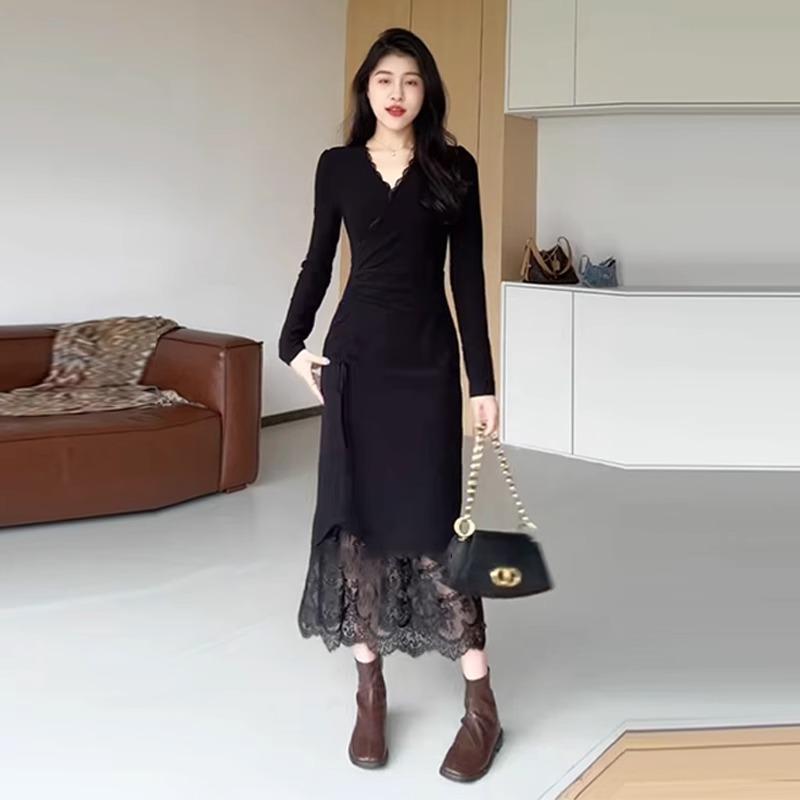 Plus-Size Design with a High-End Feel, Lace Patchwork Dress for Autumn and Winter, Slimming Waist, Elegant Black Base Dress for Curvy Women
