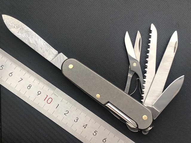 ມືຈັບ titanium ລ້າງດ້ວຍຫີນ 91mm Swiss Army Knife Swedish powder steel flame pattern Damascus mainມີດປະສົມປະສານ