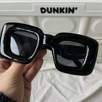 Темно -коричневый надувный квадратный черный