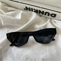 Озеро голубые квадратные глаза кошачьи глаза черные