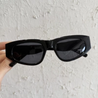 Солнцезащитные очки с двойной буквой B