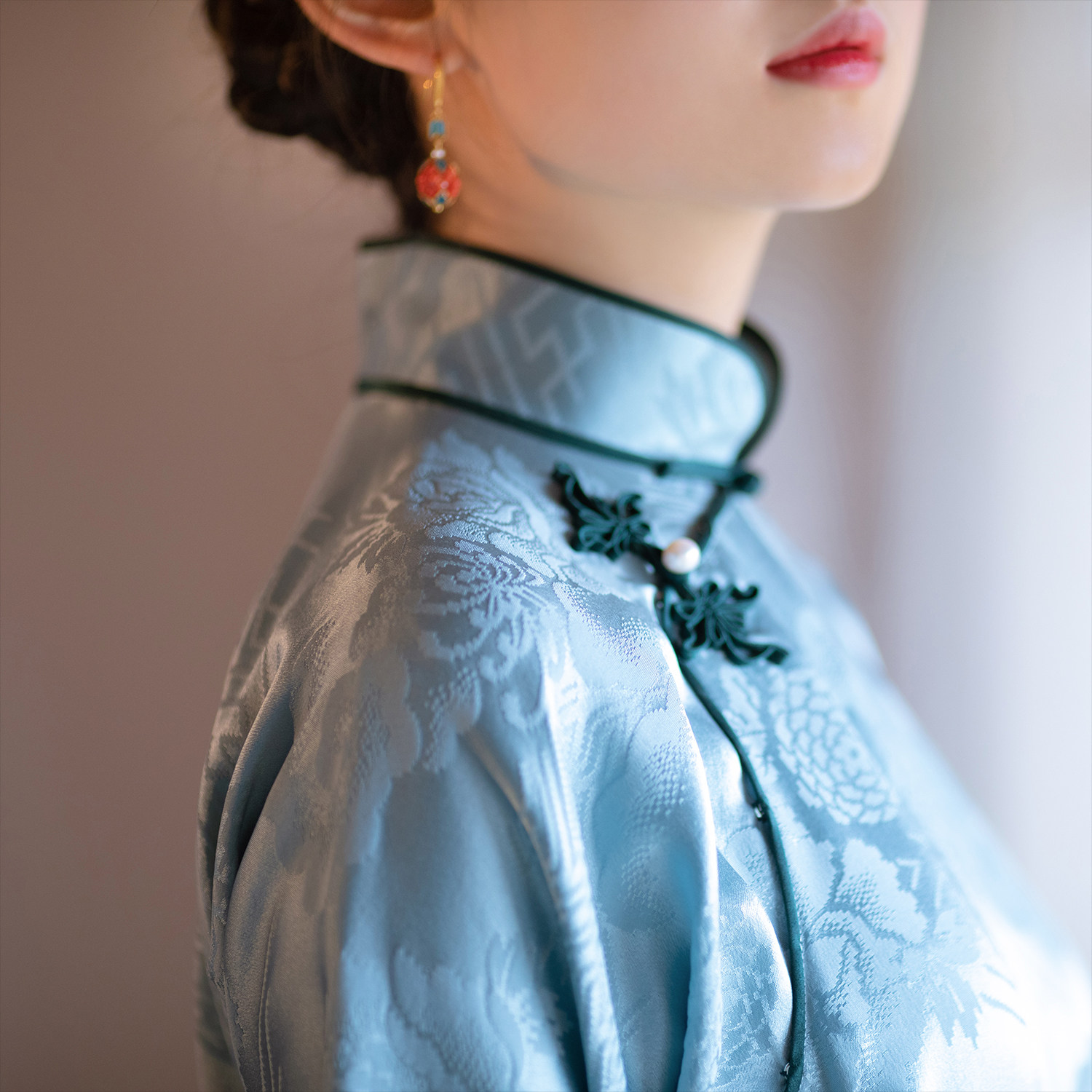 Light moon and bright -- a city wind flop -- spring and summer real silk jacquard satin disc buckle short sleeve qipao Chinese style retro Republic of China