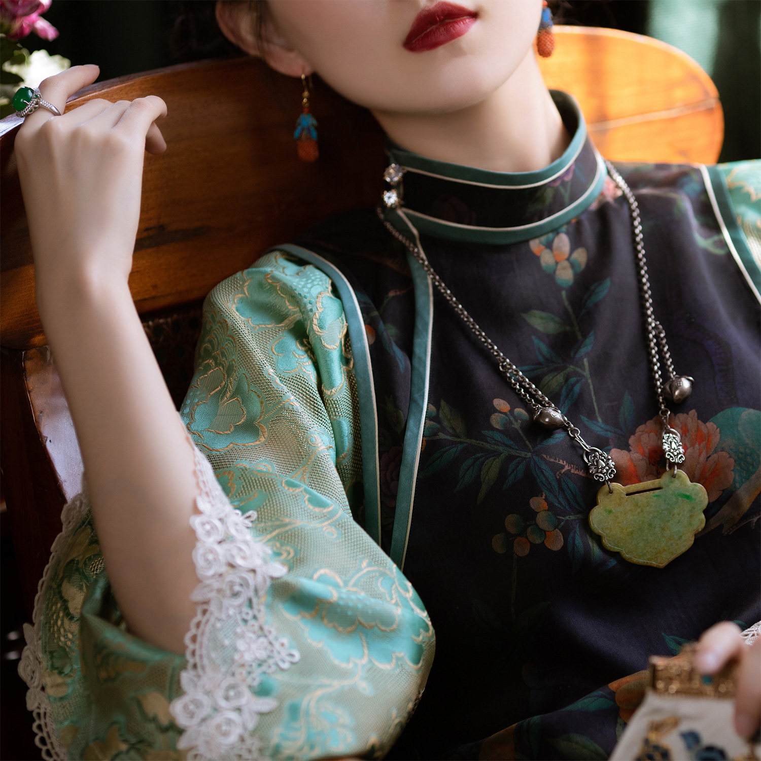 Moon Lower incense -- Spring and Autumn Festival retro Republic of China The windy cloud yarn lace lace side length sleeve fake two qipao dress