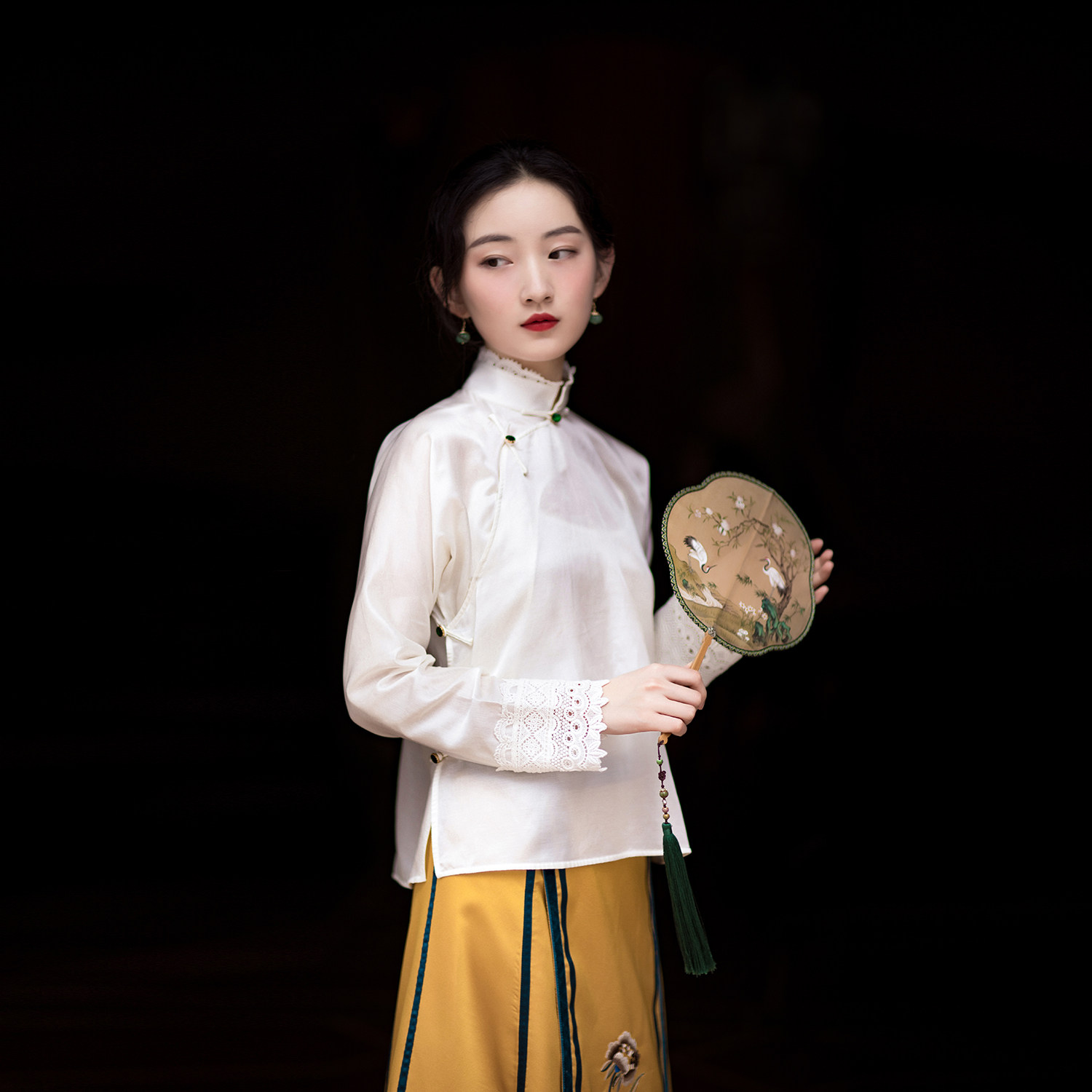 White dew-real silk satin handmade disc buckle lace collar Chinese style Republic of China Wind comeback with a short and small sweatshirt
