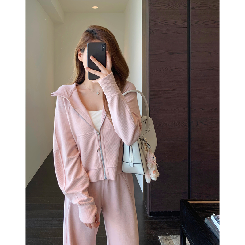Amr Uu ◆ 1U High-Quality Waffle Knit Tracksuit with Hooded Jacket and Casual Wide-Leg Pants for Women, New Model. Amr Uu ◆ 1U High-Quality Waffle Knit Tracksuit with Hooded Jacket and Casual Wide-Leg Pants for Women, New Model.