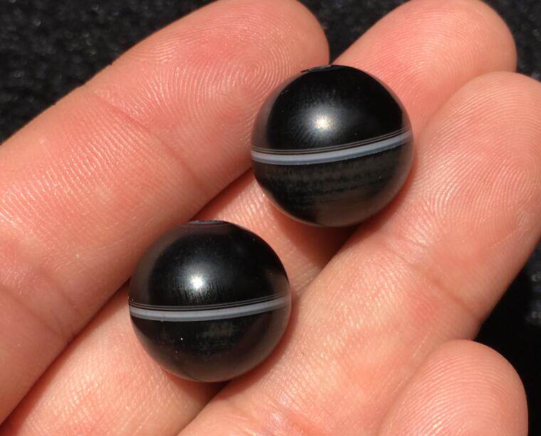 Tibet's pure natural old mine medicine teacher Manau Pearl next to Tianzhu One line of the day pharmacist Dorpel Pearl pair