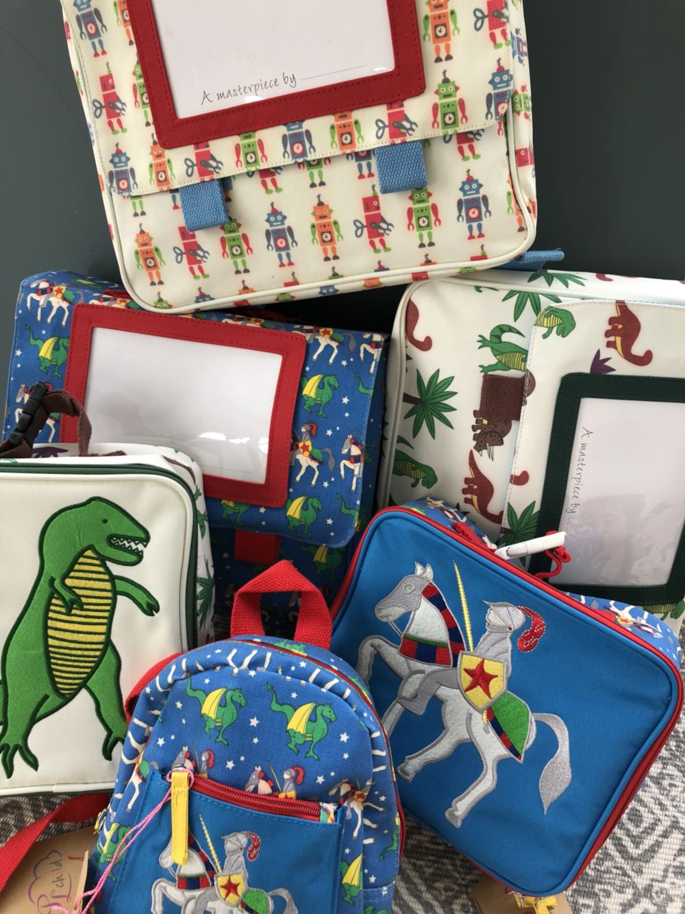 Out of the British schoolbag lunch insulation bag dinosaur unicorn robot can be illustrated as a children's schoolbag backpack