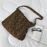 Желтое плечо через плечо с леопардовым принтом и застежкой-молнией