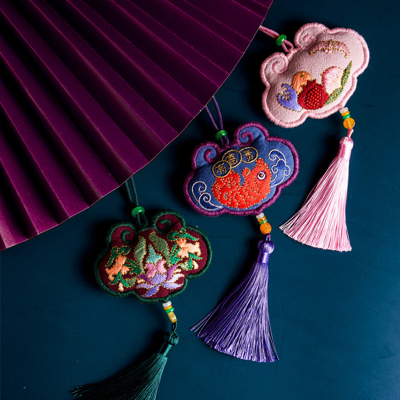 diy hand-embroidered material bag Chinese style purse safe pendant self-embroidered longevity lock sachet Hanfu accessories