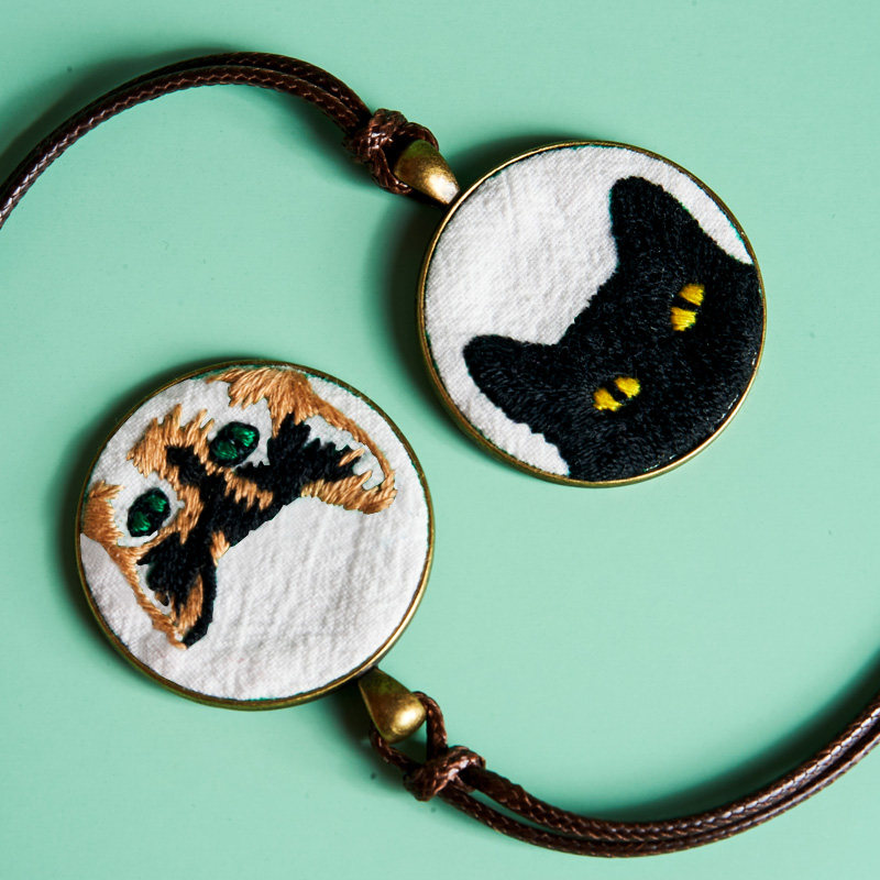 Hand embroidery diy self-embroidery pendant cat pendant couple key chain necklace with video tutorial instruction manual easy to learn