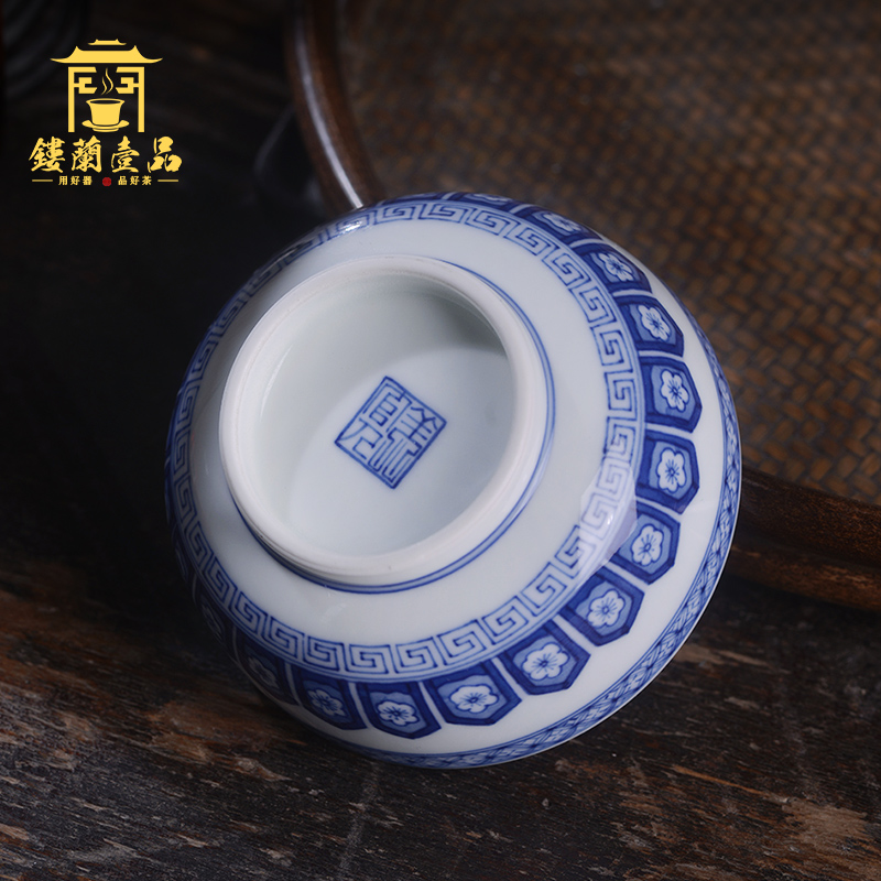 Officer of blue and white triangle flowers pattern circle beauty all hand - made master cup of jingdezhen ceramics single CPU kung fu tea set personal tea cup