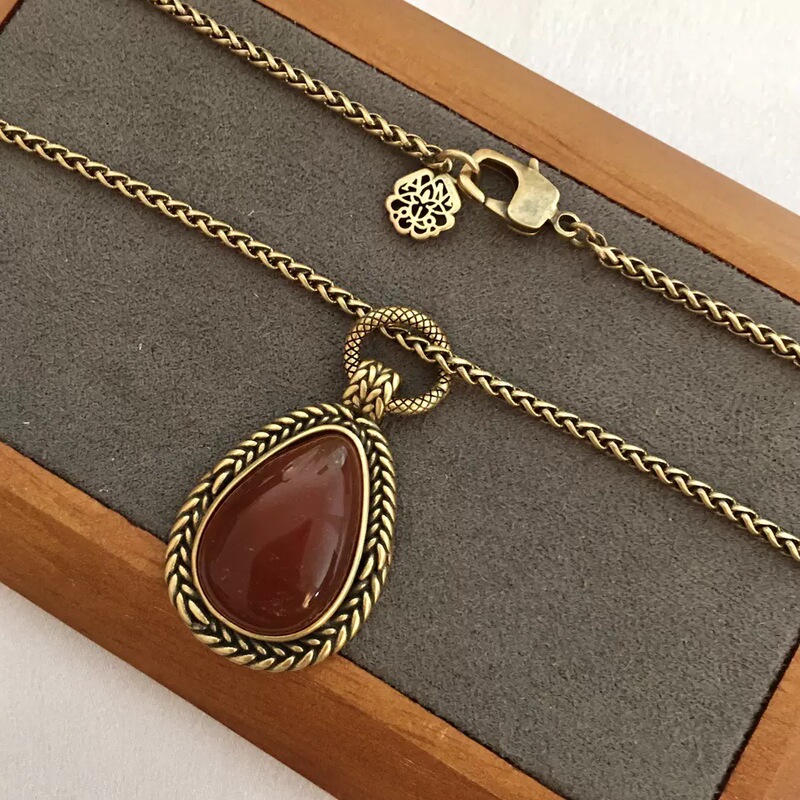 Cruiser Mcqueen Mcjia Amq Necklace, Vintage Red Agate Sweater Chain, Delicately Engraved Clavicle Chain