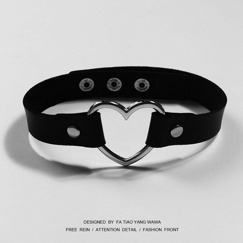 Clockwork Peach Heart-shaped collar