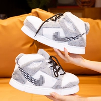 Серый парфюм с толстым дном и серым крючком, совместный бренд