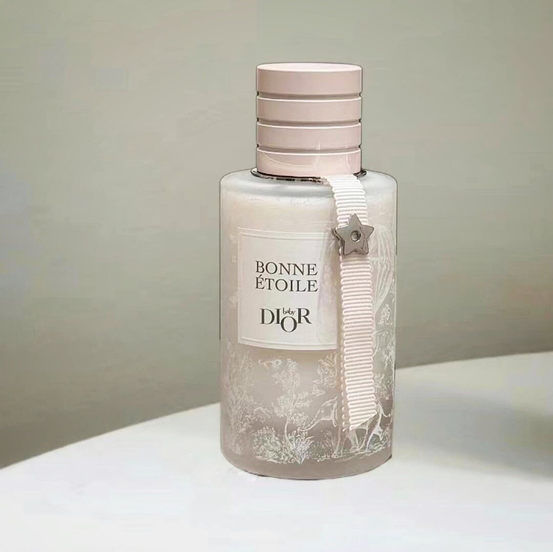 DIOR 2024年推出Bonne Etoile无酒精宝宝香水，绿粉双色瓶身诠释童真
