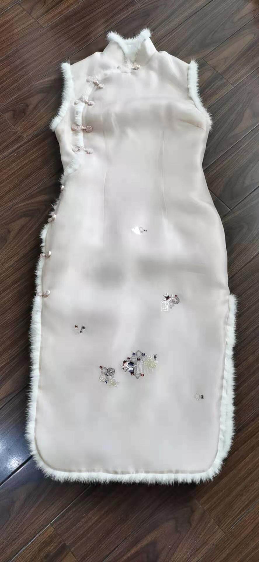 Padded cheongsam Autumn and winter cheongsam Full buckle cheongsam Silk embroidery Silk material Girl cheongsam