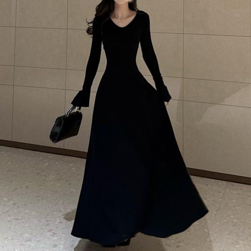 Hepburn-Style Elegant V-Neck Long-Sleeve Dress for Women, Autumn and Winter, High-End, Slimming, Large Hem, Long Dress for Tall People with a Draping Effect