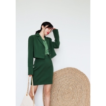 Mei San kneels for a set of green retro shoulder short coat womens early autumn new design feel Top View
