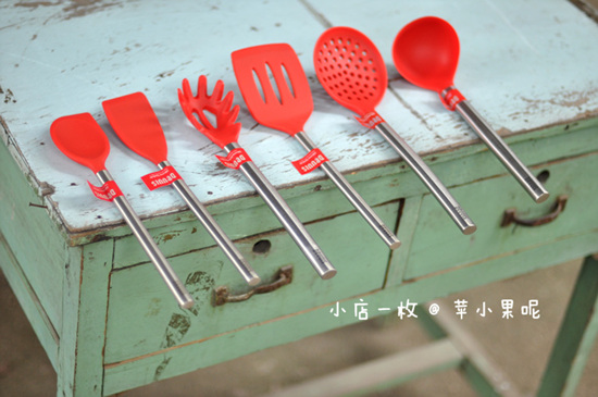 Nice large red silicone Silicone Scoop silicone spoon Silicone Leakage Spoon spoon mixed with spoon (not stained with a pan)