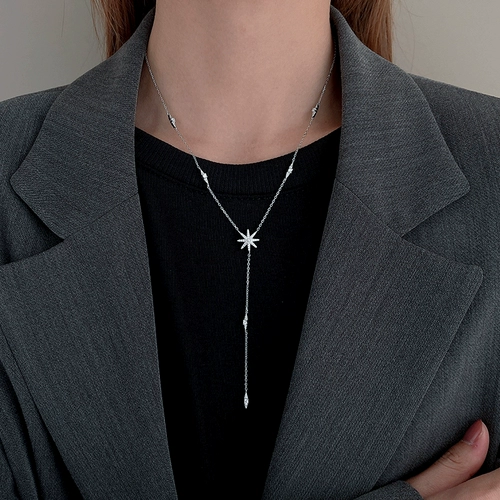 Брендовое небольшое дизайнерское ожерелье, серебро 925 пробы, коллекция 2023, тренд сезона, легкий роскошный стиль, популярно в интернете