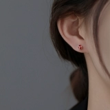 Красные небольшие дизайнерские серьги, серебро 925 пробы, 2025 года