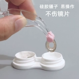 Красивые ученики, носящие артефакты, линзы, линзы, зажим для всасывания