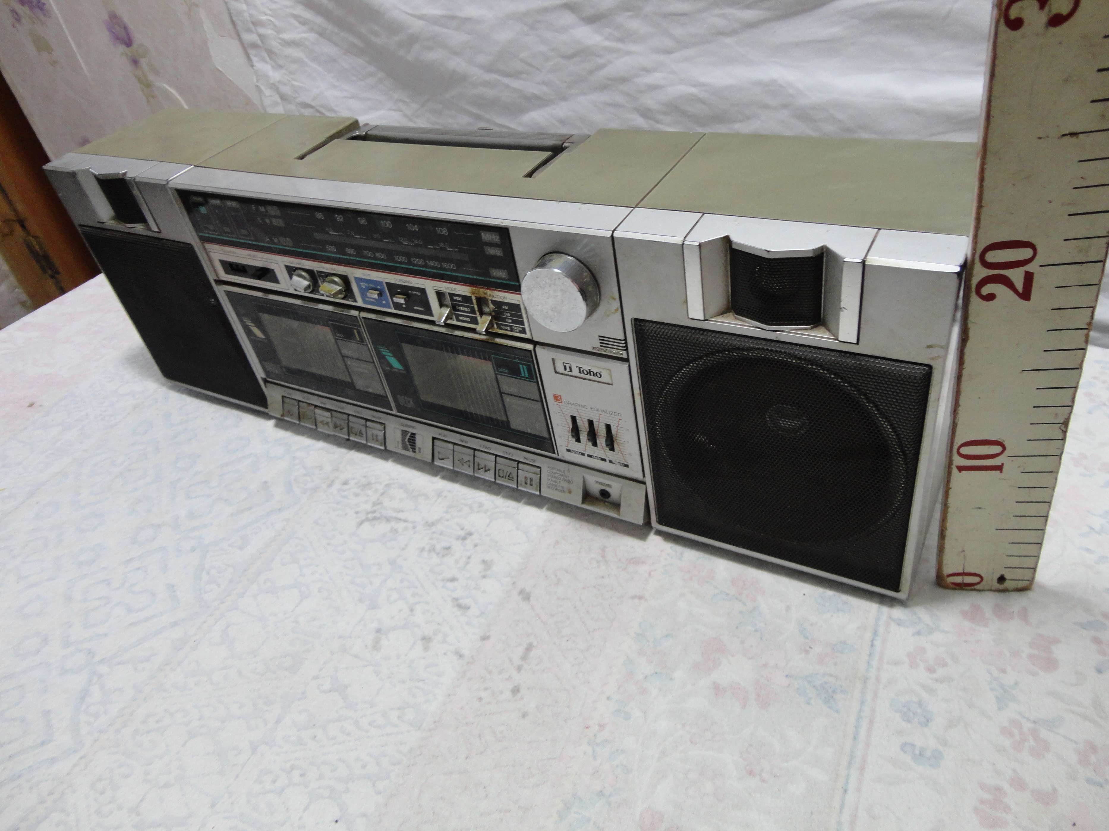 7 80s Old recorder and video props shop window to display nostalgic collection