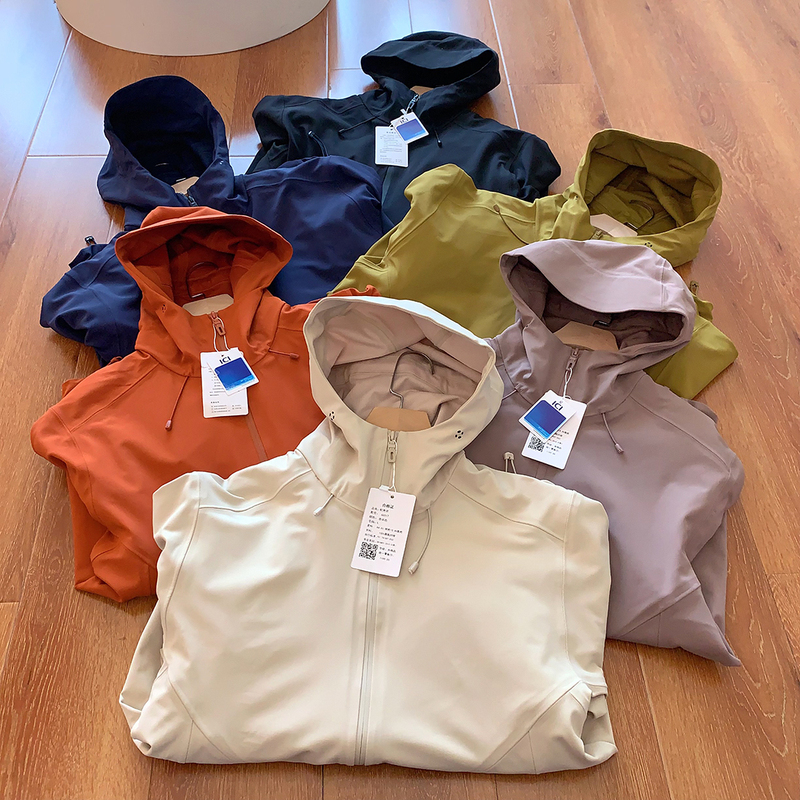 Lightweight Outdoor Wear! Fully Taped Design! Windproof and Water-Repellent! Men's Warm Softshell Hooded Jacket