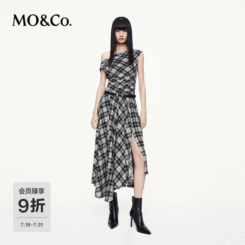 Платье MOCO, новинка осени 2025, клетчатая косая складка на плечах, асимметричный разрез и пояс MBE3DRS044