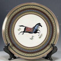 Antiques curios porcelain and old-fashioned products returned from overseas. A gilt horse-success pattern appreciation plate made during the Qianlong reign of the Qing Dynasty.