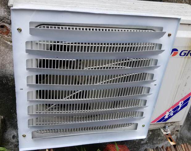 Air conditioner outdoor unit windshield deflector windshield to change the direction of the wind, stainless steel louvers to prevent direct blowing and hot wind