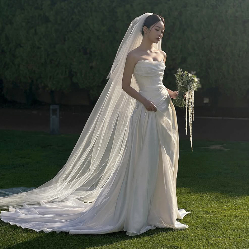 Veil, Bride's Main Wedding Dress, Long Wedding Gown with a Large Train, White Puffy Veil, High-End, Ethereal, Photo Prop, Headpiece Veil, Bride's Main Wedding Dress, Long Wedding Gown with a Large Train, White Puffy Veil, High-End, Ethereal, Photo Prop, Headpiece