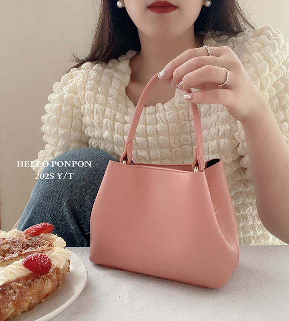 Niche homemade summer ໃຫມ່ strawberry ສີບົວ cross-body bucket bag mini handbag Korean style high-end shoulder small bag