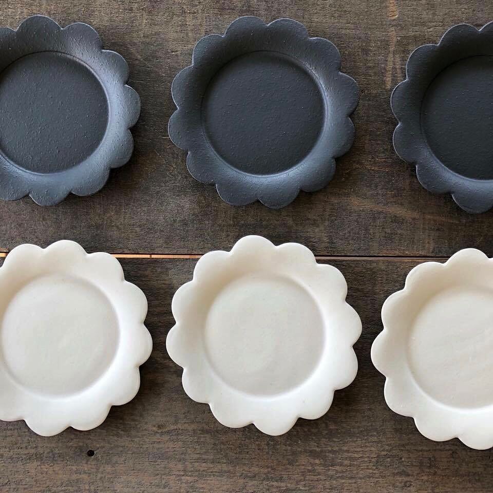 The best-looking stoneware flower dinner plate made by Japanese pottery artist Masaku Kato