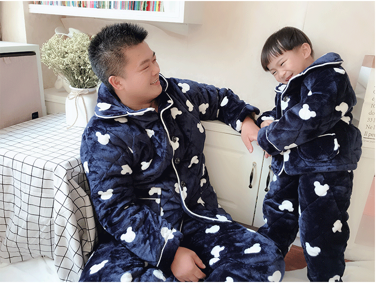 Bộ đồ ngủ dành cho cha mẹ và con Một gia đình gồm ba mẹ con mùa đông dày và mẹ và con hai đứa con gái và hai người đàn ông mặc đồ ngủ áo khoác cặp cho mẹ và bé