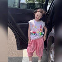 Белая футболка, фонарь, штаны, в цветочек