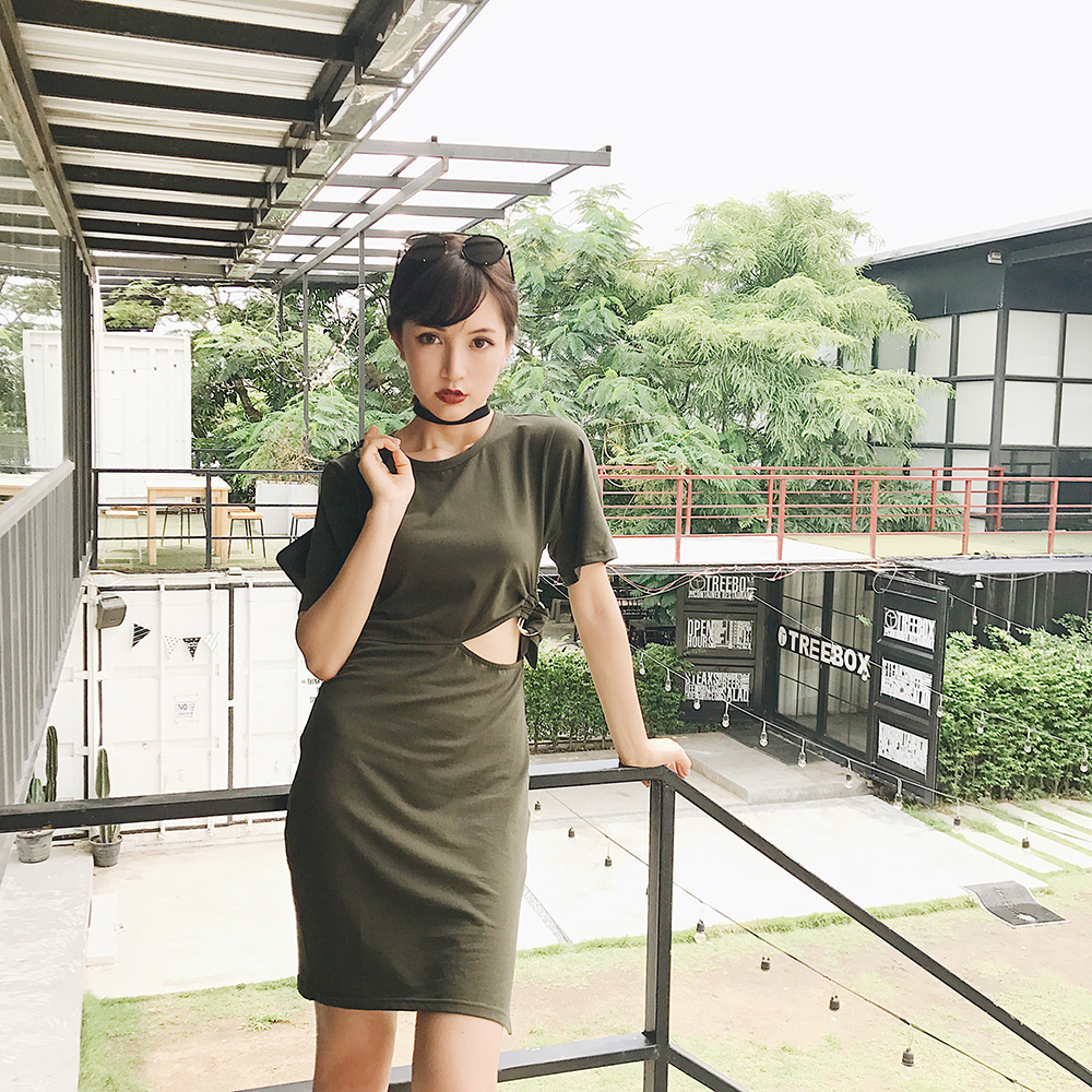 周小熊BEARUN 港风军绿色腰部镂空金属D字扣饰连衣裙女夏2017新款