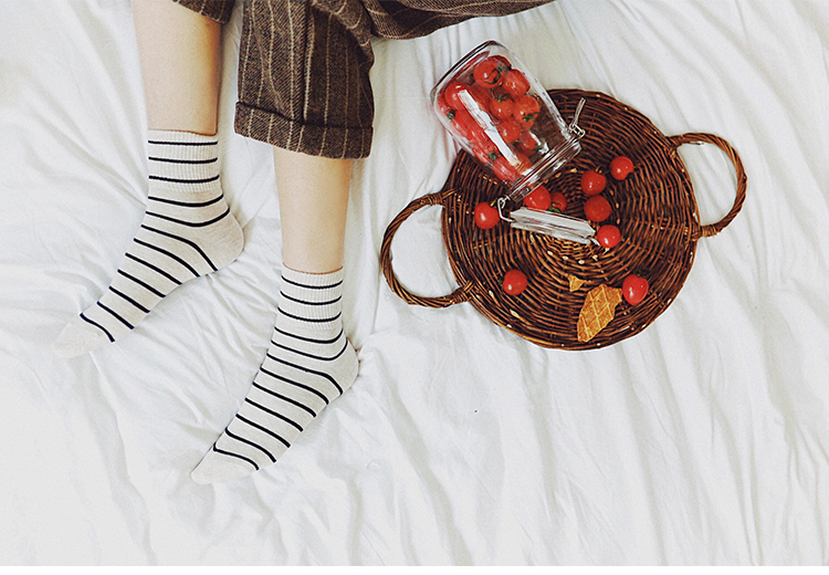 Mùa xuân và mùa hè Phiên bản Hàn Quốc của vớ nữ ống sọc tốt retro thoải mái đơn giản cao Luokou xu hướng vớ nữ ống ngắn vớ gấu