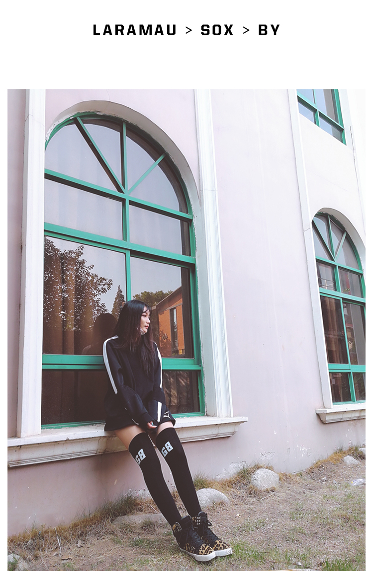 Màu đen retro trên tất đầu gối nữ thủy triều thương hiệu vớ dài nữ phiên bản Hàn Quốc của lưới màu đỏ cao vớ cao cấp vớ gió đại học vớ nữ tất lười nam