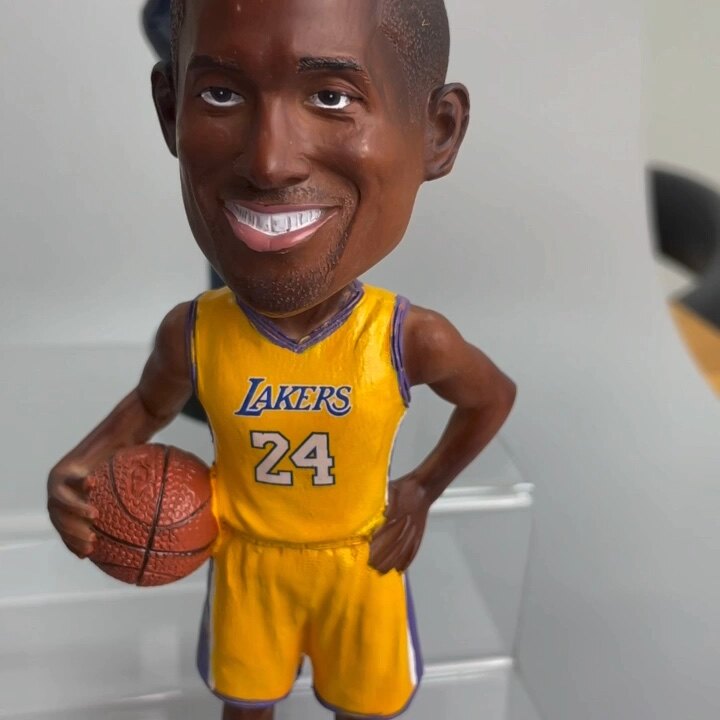 China Factory Resin Famous People Figurine Decorative Dashboard